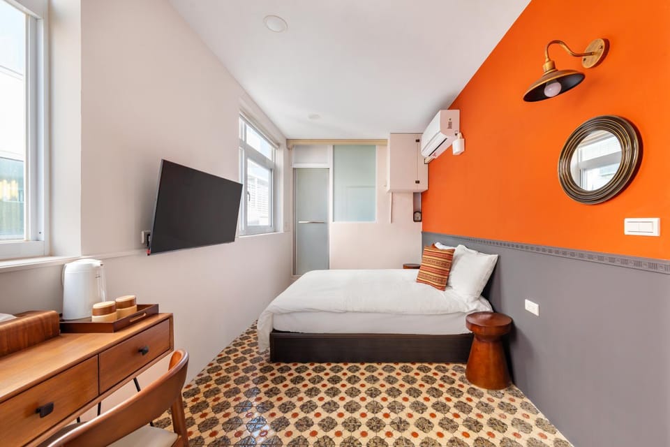 Bed, TV and multimedia, Bedroom