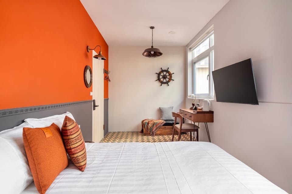 Bed, TV and multimedia, Bedroom