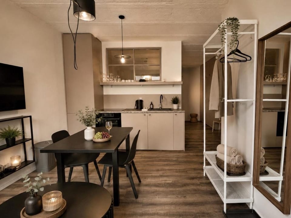 TV and multimedia, Coffee/tea facilities, Kitchen or kitchenette, Living room, Seating area, Dining area, oven