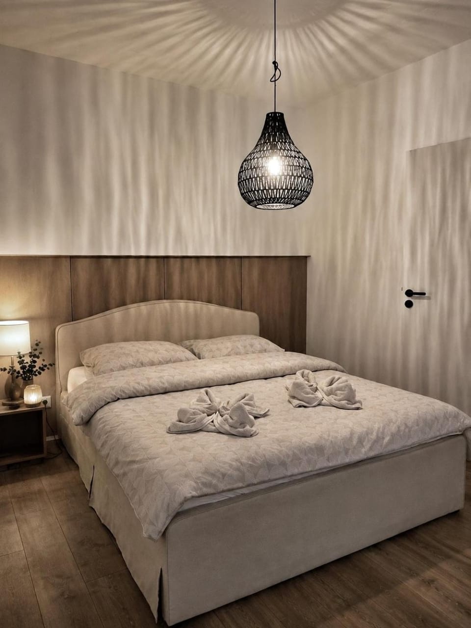 Bed, Bedroom, towels