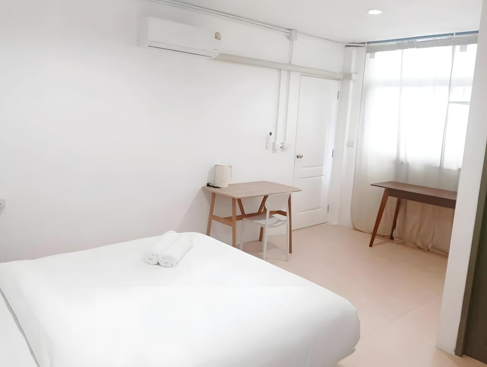 Bed, Photo of the whole room, Bedroom, air conditioner