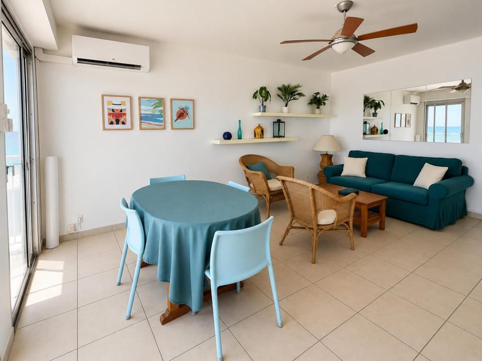 Living room, Seating area, Sea view, Meals, internet, air conditioner