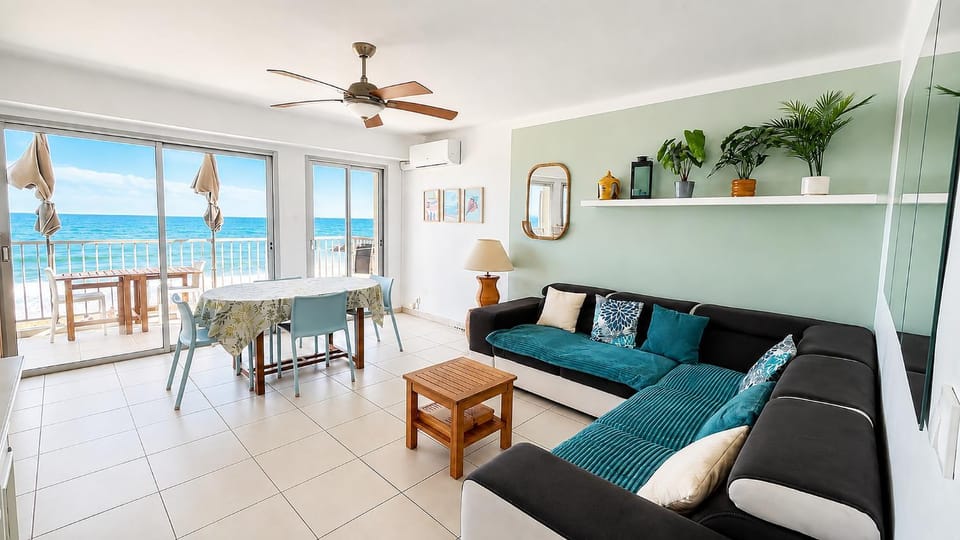 TV and multimedia, Balcony/Terrace, Living room, Seating area, Sea view, Meals, Lunch, Dinner, furniture, heating, internet, air conditioner