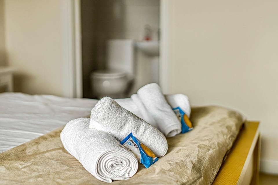 Spacious 4 Bedroom Warrington House with Free Parking Perfect for Contractors, Families and Business Guests House in Warrington