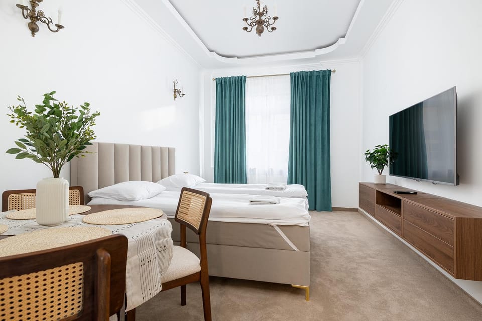 Bed, TV and multimedia, Bedroom