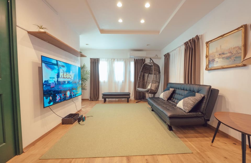 TV and multimedia, Living room, Seating area, Evening entertainment