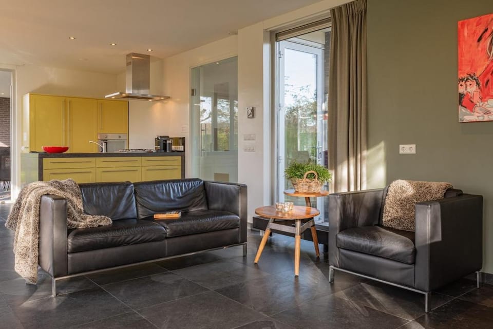 Kitchen or kitchenette, Seating area