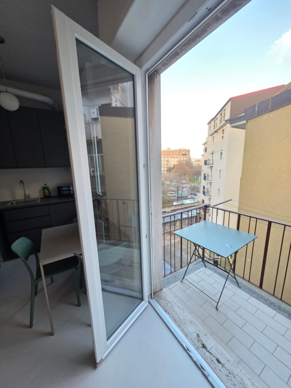 Property building, Day, Balcony/Terrace, Dining area