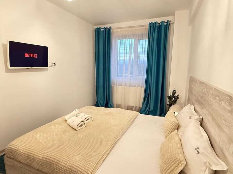 Bed, TV and multimedia, Photo of the whole room, Bedroom, towels