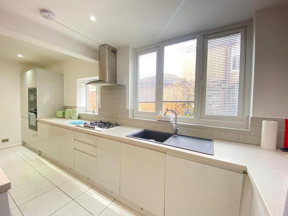 4BR house sleeps7 close to UHW driveway parking House in Cardiff