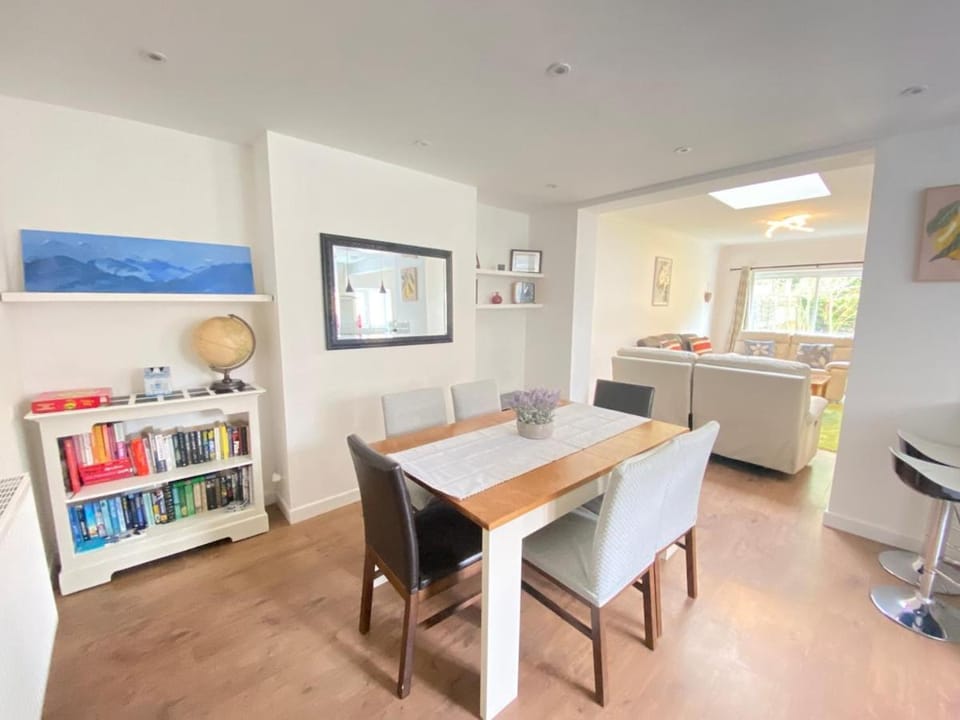 4BR house sleeps7 close to UHW driveway parking House in Cardiff