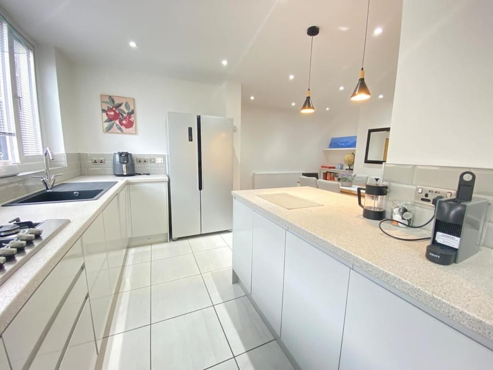 4BR house sleeps7 close to UHW driveway parking House in Cardiff