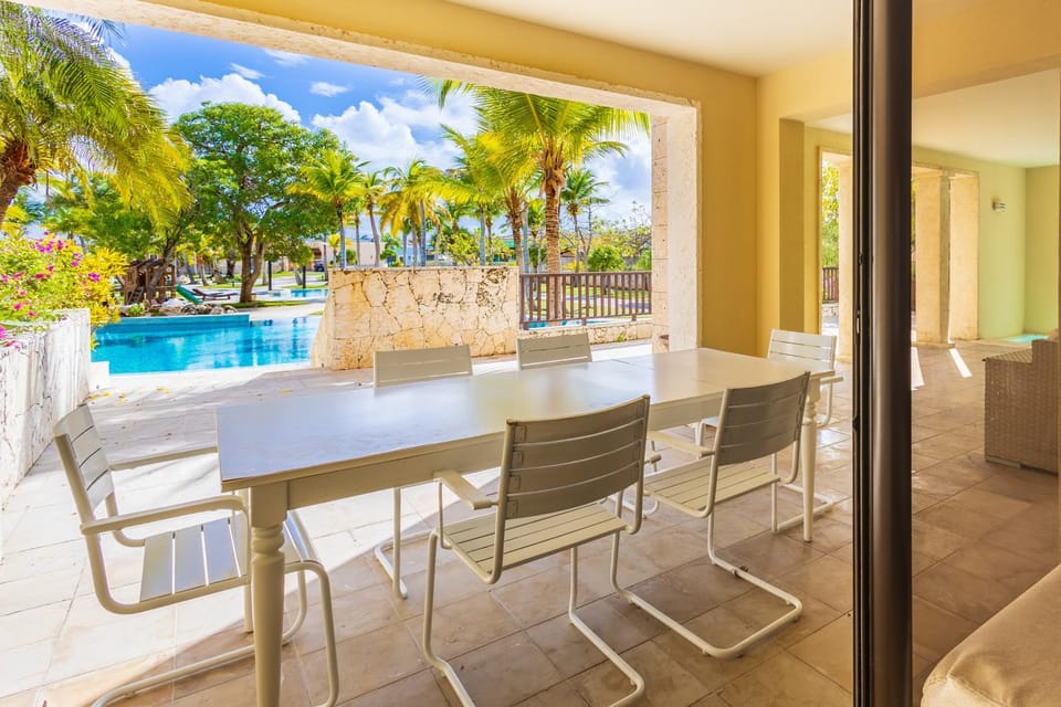 Dining area, Pool view, Swimming pool