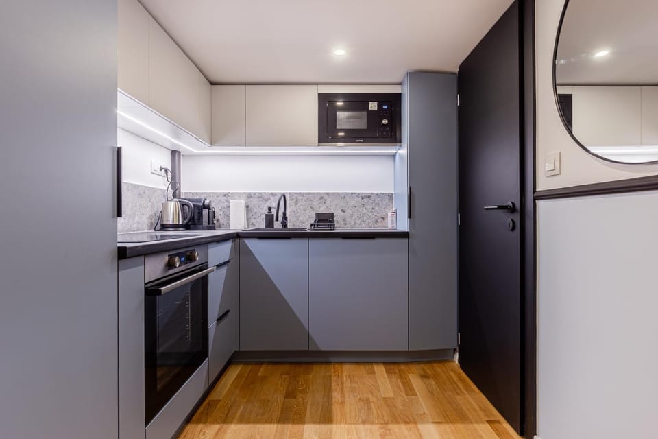Coffee/tea facilities, Kitchen or kitchenette, oven, stove