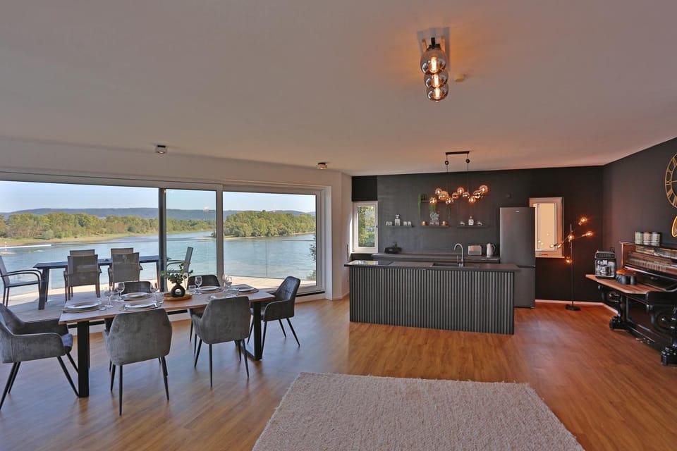 Natural landscape, Kitchen or kitchenette, Living room, Dining area, River view, pet friendly