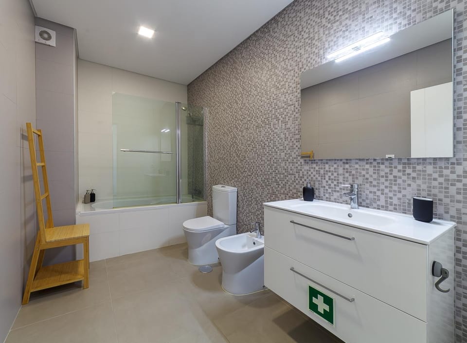 Shower, Toilet, Bathroom, bidet, towels