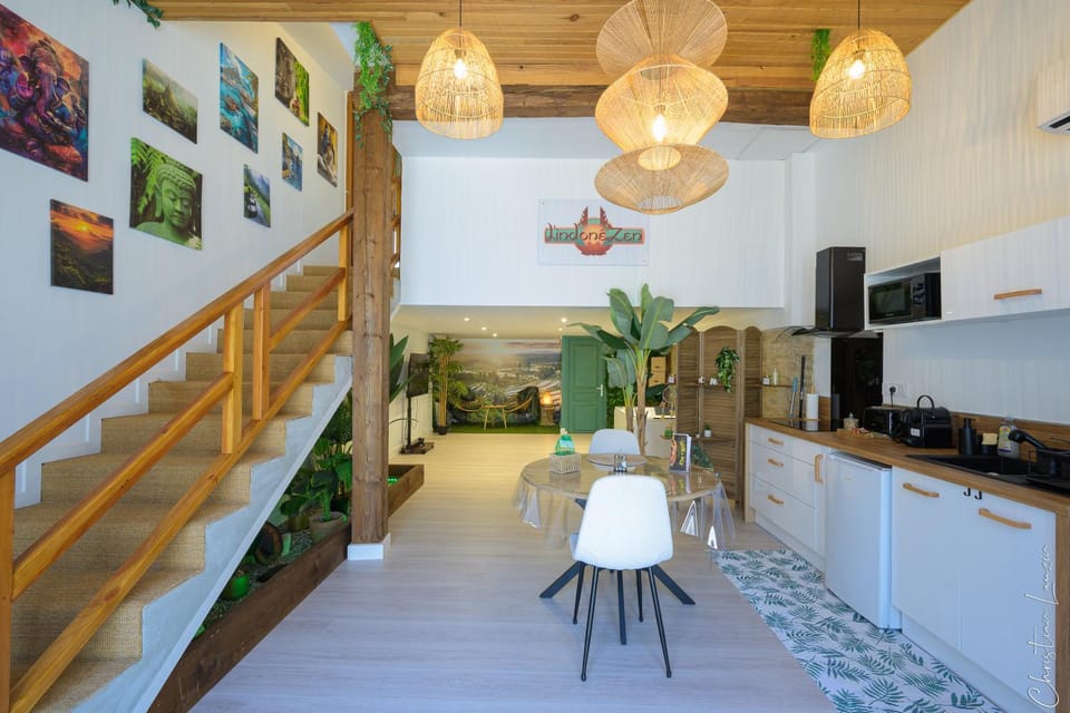 Nid d amour IndoneZen Balneo & table de massage House in Occitanie