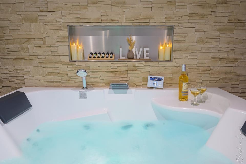 Nid d amour IndoneZen Balneo & table de massage House in Occitanie