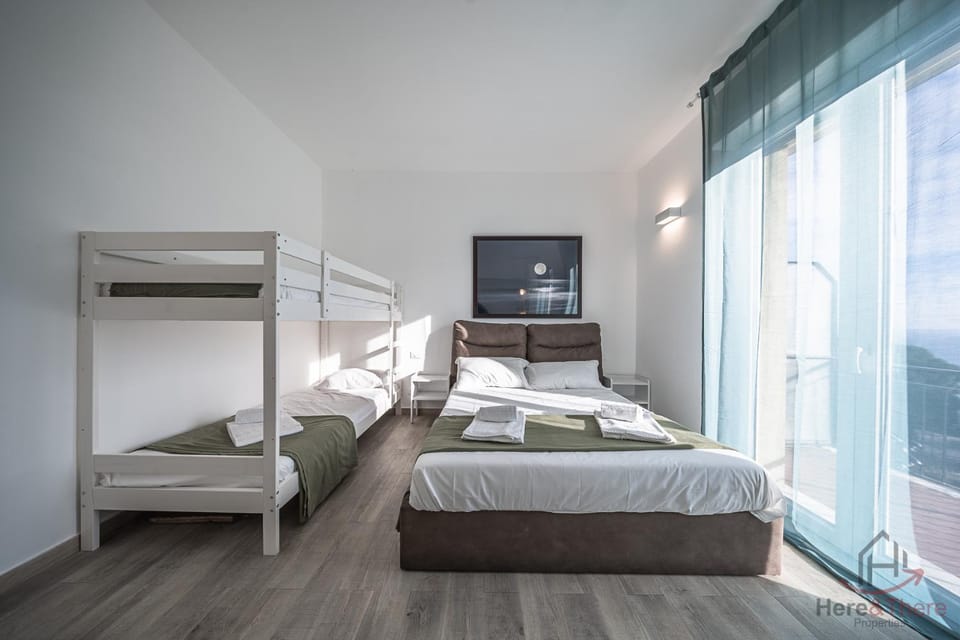 Bed, bunk bed, towels