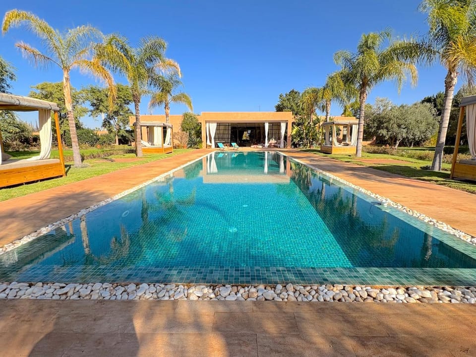 Property building, Day, Pool view, Swimming pool, sunbed