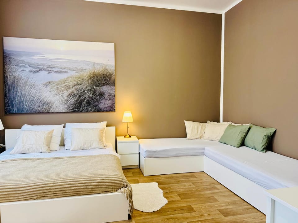 Bed, Living room, Photo of the whole room, Seating area, Bedroom