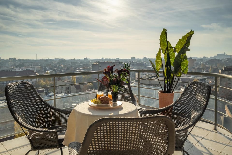 Patio, Day, View (from property/room), Balcony/Terrace, Living room, Seating area, Dining area, City view