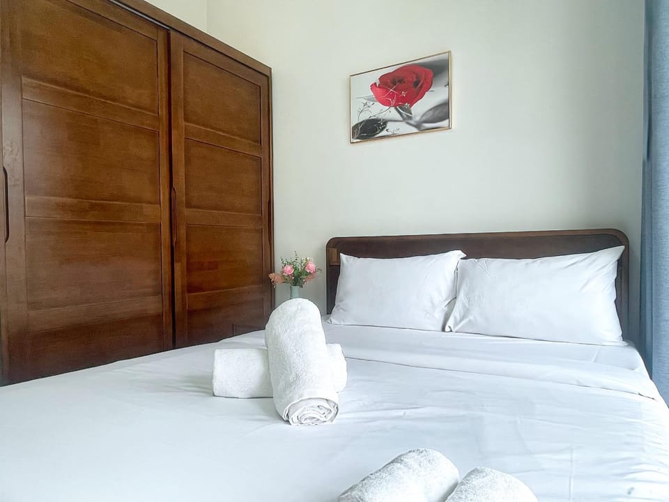 Bed, Photo of the whole room, Bedroom, towels, wardrobe