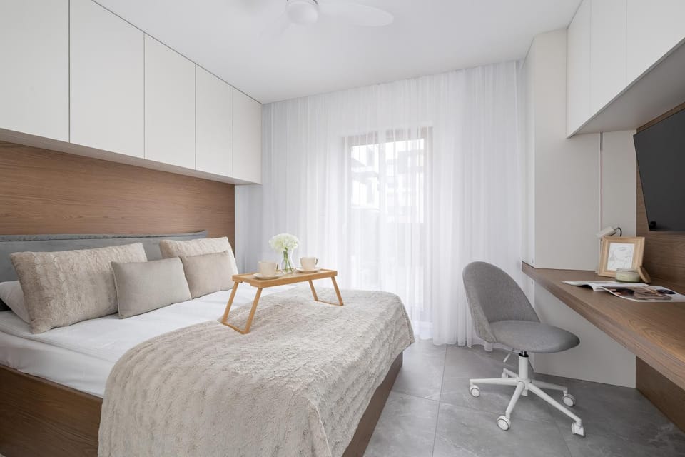 Bed, TV and multimedia, Bedroom