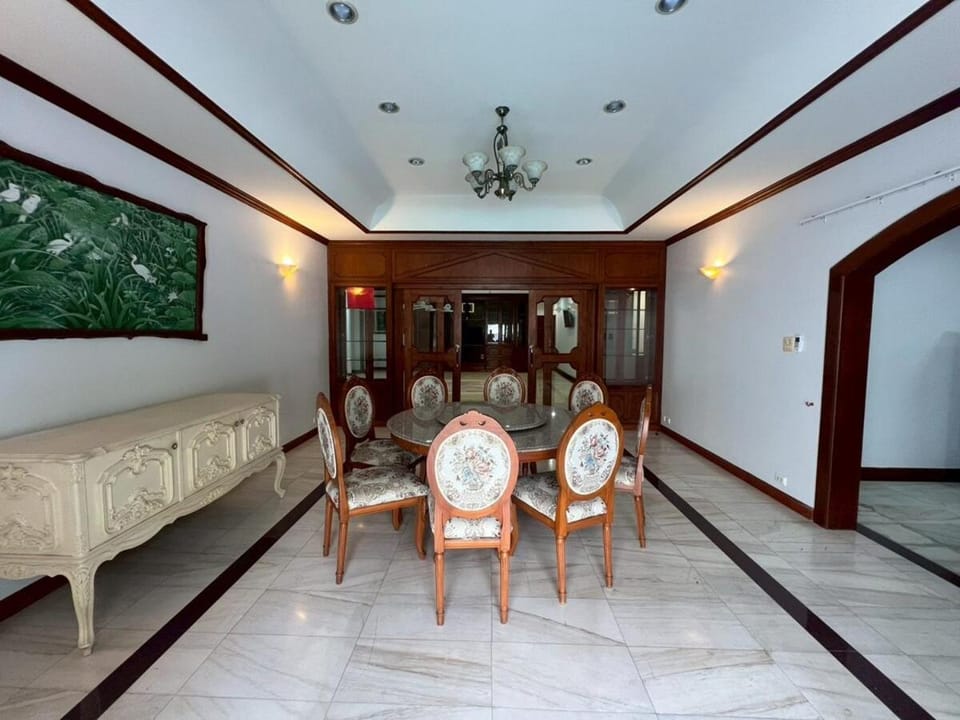Seating area, Dining area