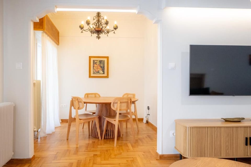 TV and multimedia, Living room, Seating area, Dining area