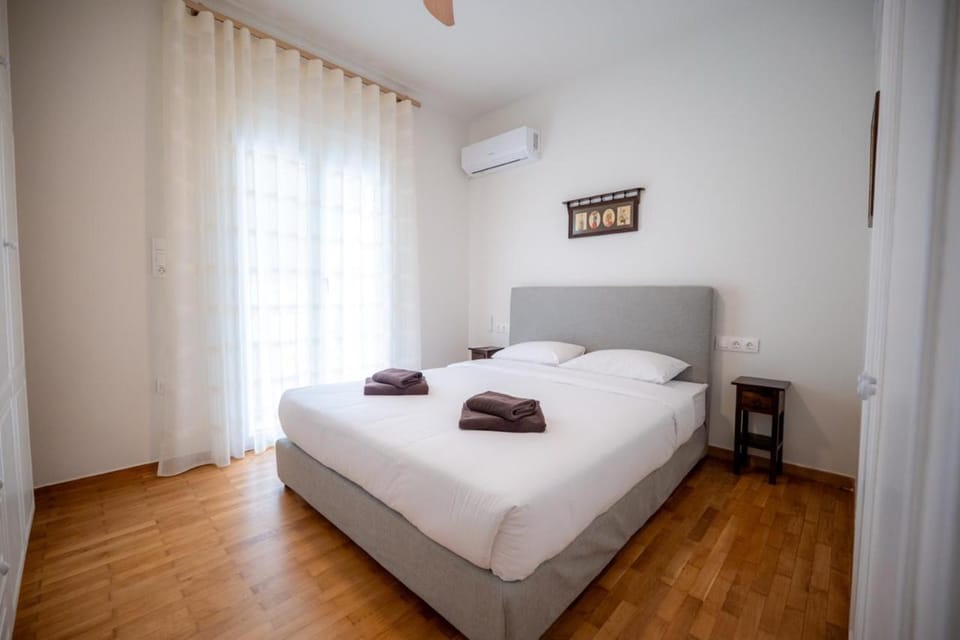 Bed, Bedroom, towels, air conditioner