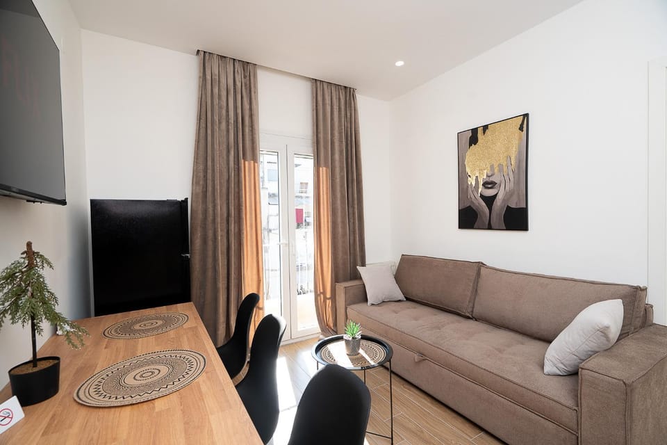 TV and multimedia, Living room, Seating area, Evening entertainment