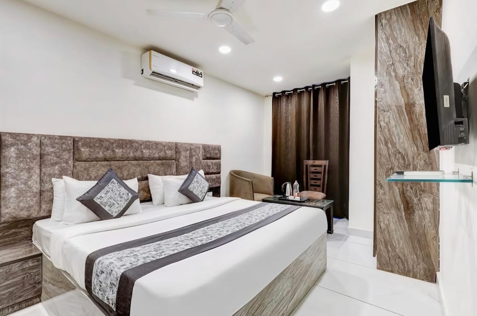 Communal lounge/ TV room, Bed, TV and multimedia, Photo of the whole room, Evening entertainment, Bedroom, fireplace, air conditioner