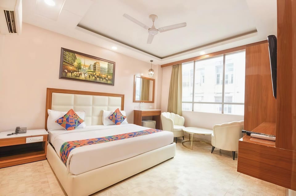 Bed, TV and multimedia, Living room, Photo of the whole room, Seating area, Bedroom, fireplace, air conditioner