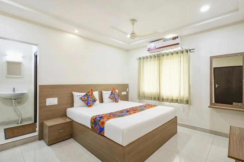 Bed, Photo of the whole room, Bedroom, fireplace, wardrobe, air conditioner