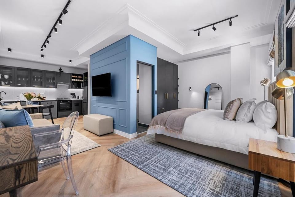 Bed, TV and multimedia, Living room, Photo of the whole room, Seating area