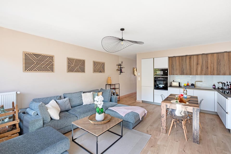 Coffee/tea facilities, Kitchen or kitchenette, Living room, Seating area, Dining area, oven, stove