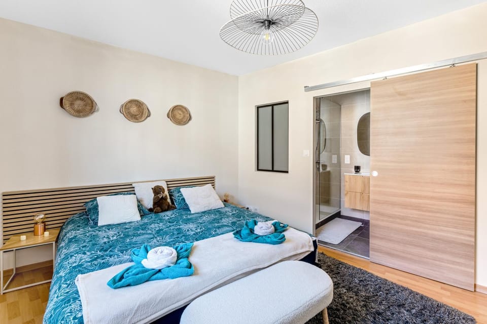 Photo of the whole room, Bedroom, towels