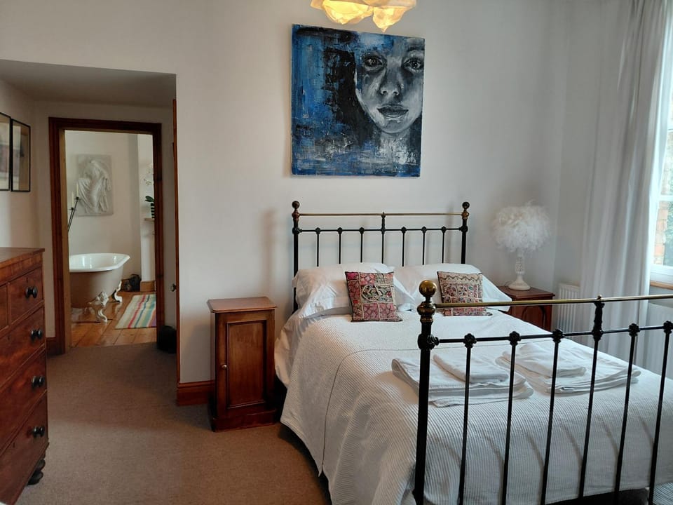 Truly unique property 4 Bedrooms sleeps 8 with Parking House in Nottingham