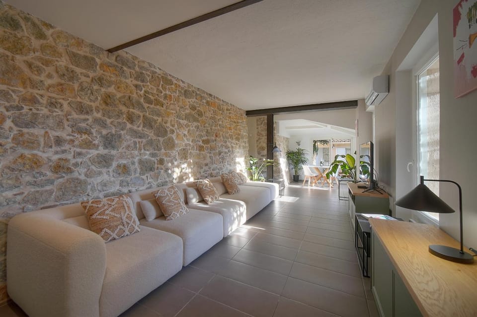 Communal lounge/ TV room, Living room