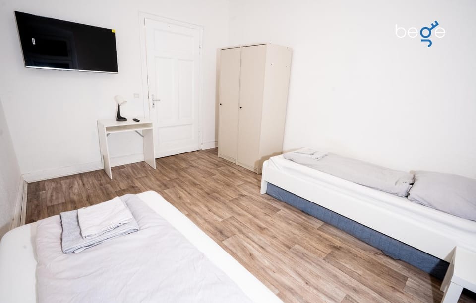 Bed, TV and multimedia, Photo of the whole room, Bedroom, towels, wardrobe
