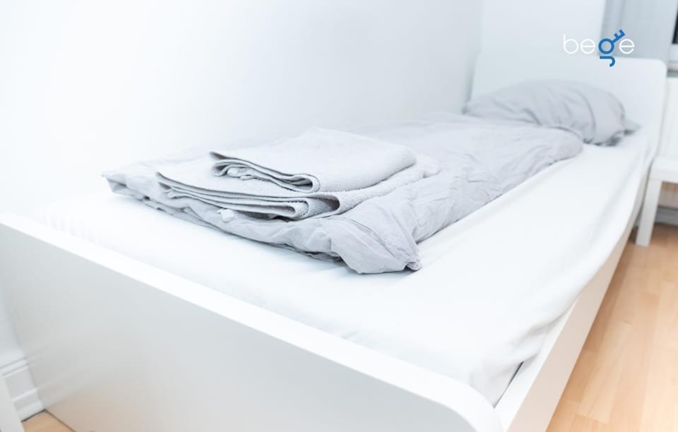 Bed, Photo of the whole room, Bedroom, towels