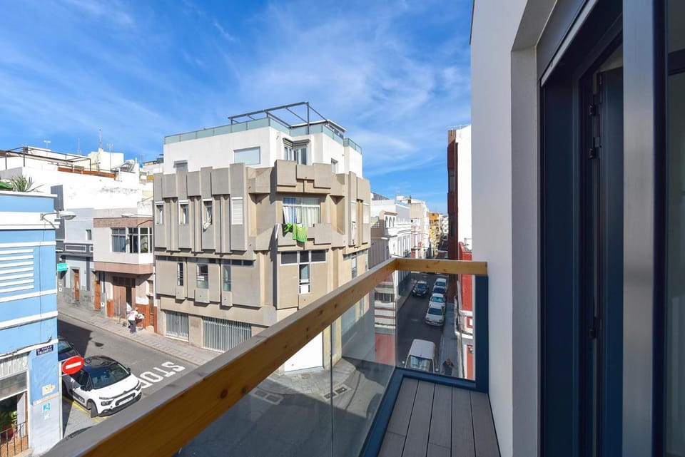 Neighbourhood, Balcony/Terrace, Street view, Location