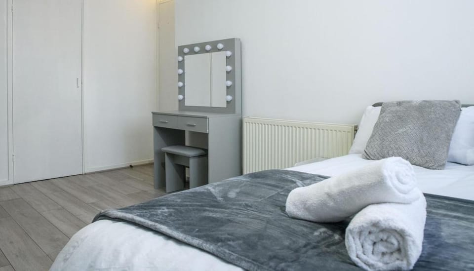Three bedroom house near M54, J2 Apartment in Wolverhampton