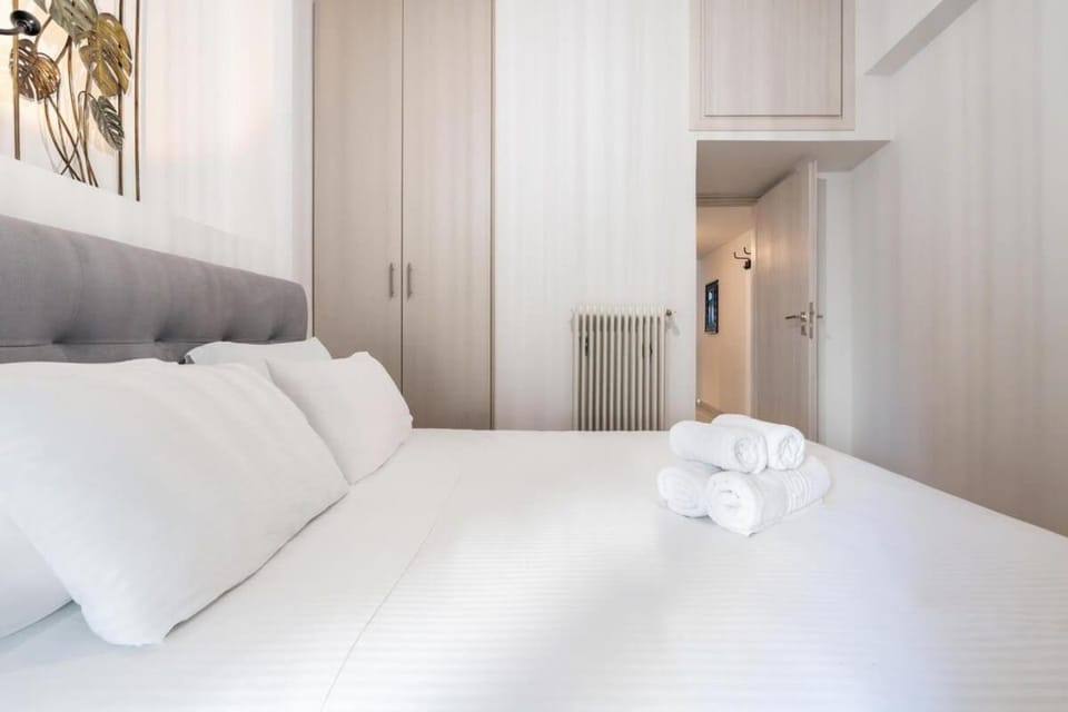 Luminous & Calm 2 BR Apt 7' to Metro in Koukaki Apartment in Athens