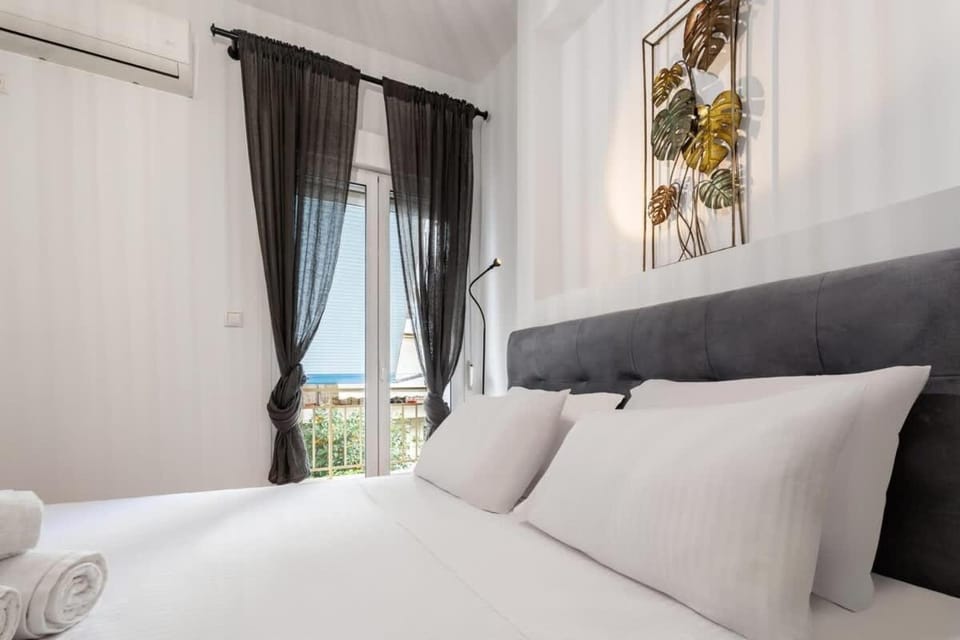 Luminous & Calm 2 BR Apt 7' to Metro in Koukaki Apartment in Athens