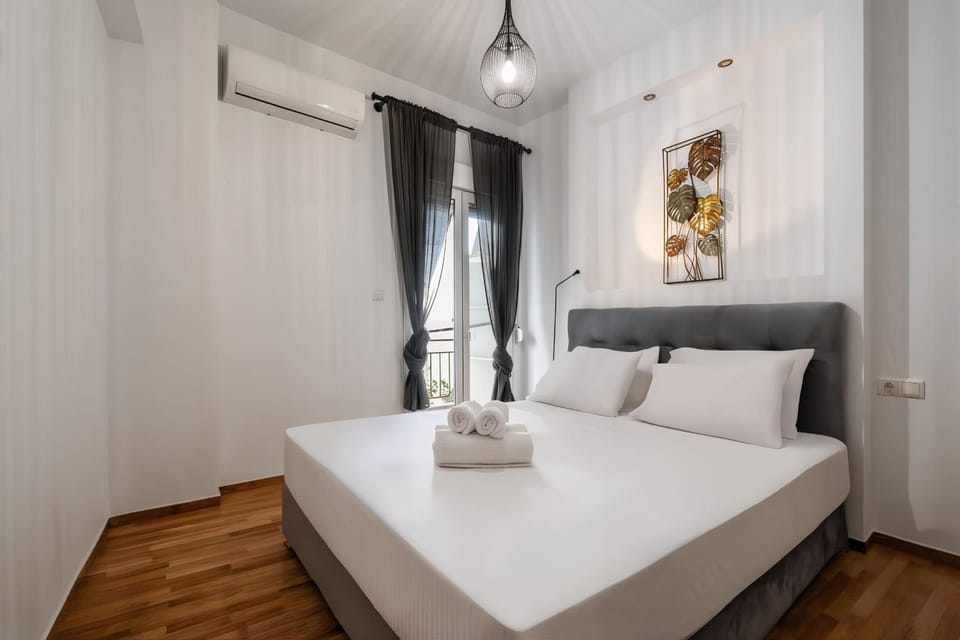 Luminous & Calm 2 BR Apt 7' to Metro in Koukaki Apartment in Athens