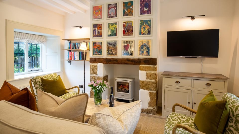 TV and multimedia, Living room, Seating area, fireplace