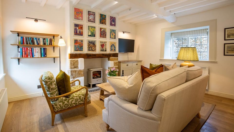 TV and multimedia, Living room, Seating area, fireplace