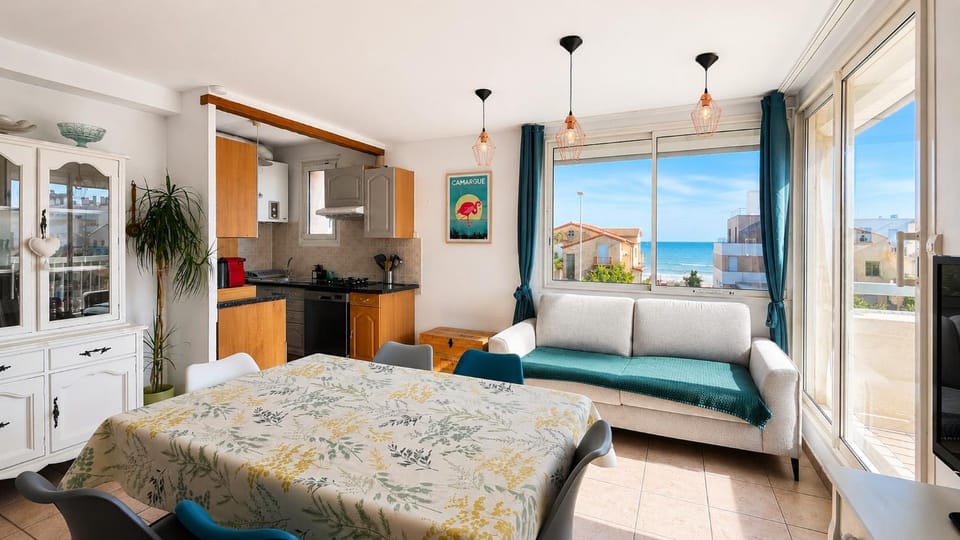 Coffee/tea facilities, Balcony/Terrace, Living room, Seating area, Sea view, Entertainment, dishwasher, furniture, furniture, heating, internet, storage, stove, toaster, kitchen